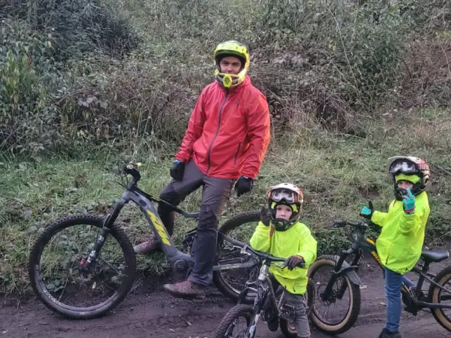 foto familia bicicleta